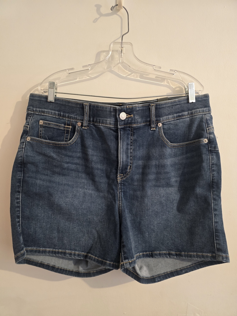 Torrid Bombshell 5" Jean Shorts Super Soft Size 18
